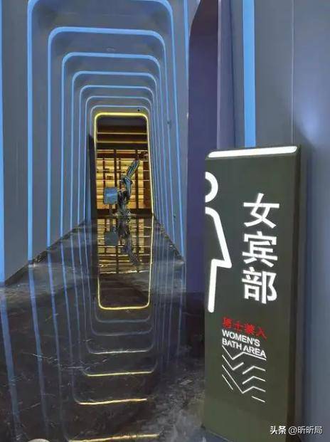 液男子误入女宾区洗浴中心赔偿解释pg电子免费模拟器女子裸身涂乳(图3)
